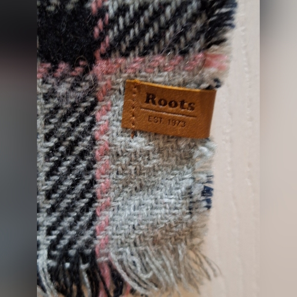 Roots Cumberland Reversable Scarf - Picture 8 of 9